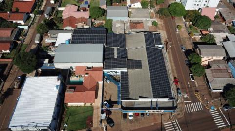 Vista aérea de uma instalação de painéis solares em uma empresa