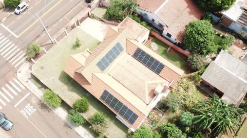 Vista aérea de uma instalação de painéis solares em uma residência